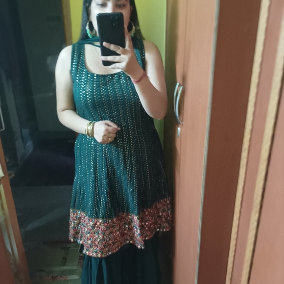 Sequined top and sharara dupatta set - Picture 3 of 11